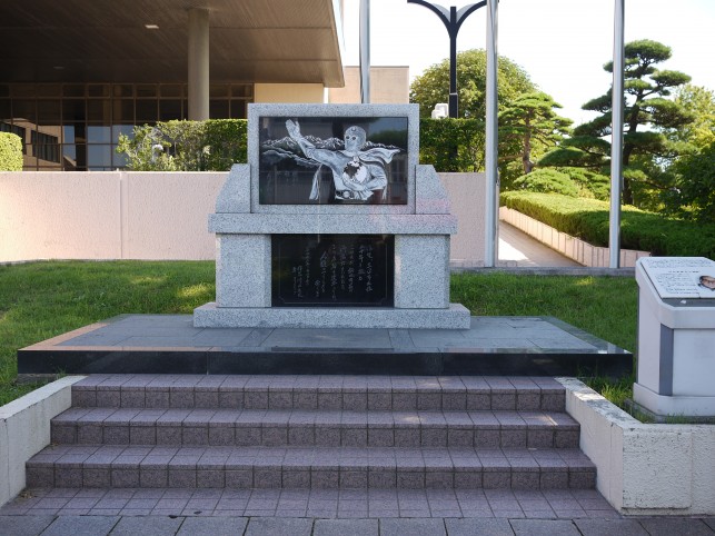 川内康範三沢市在住２０年記念碑