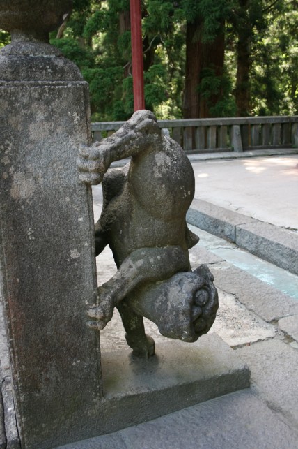 岩木山神社　降りる狛犬