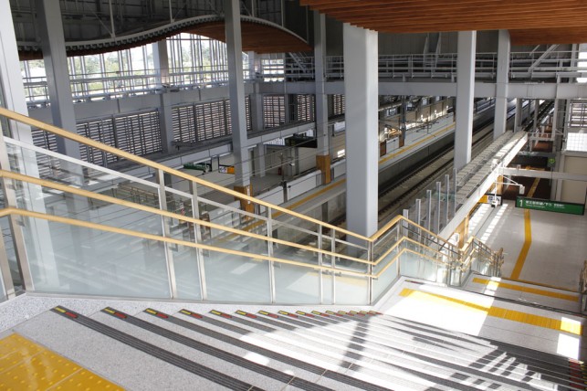 七戸十和田駅　ホームへの階段