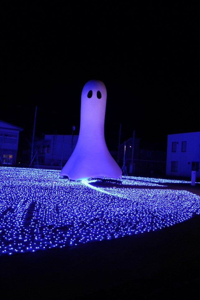青い光の森からこんばんはぁ＾＾・・・冬の十和田市現代美術館アート広場