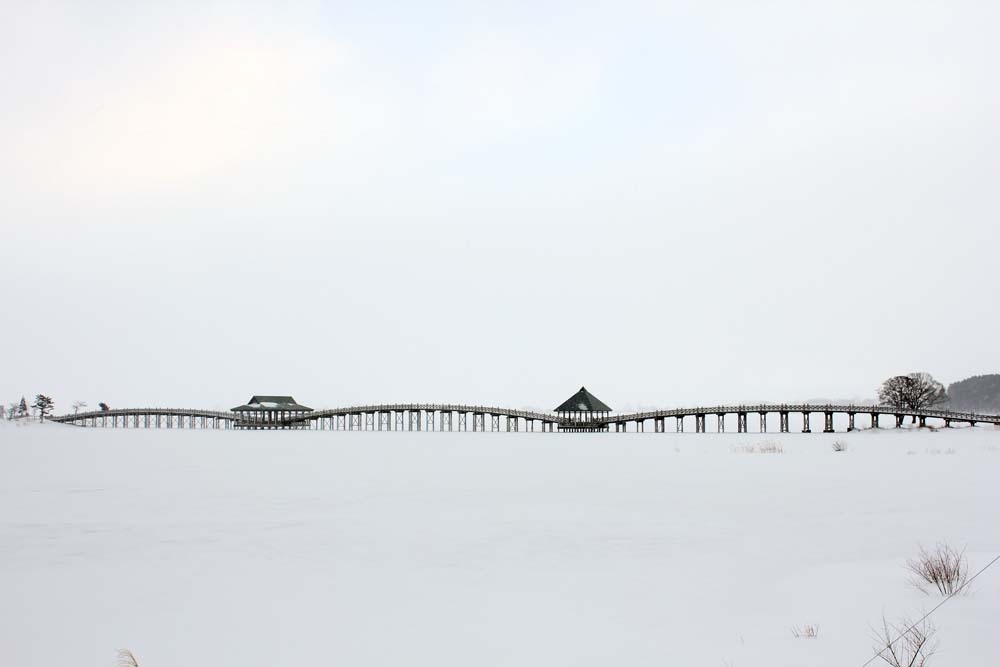 「鶴の舞橋」は、雪が降るとこうなります