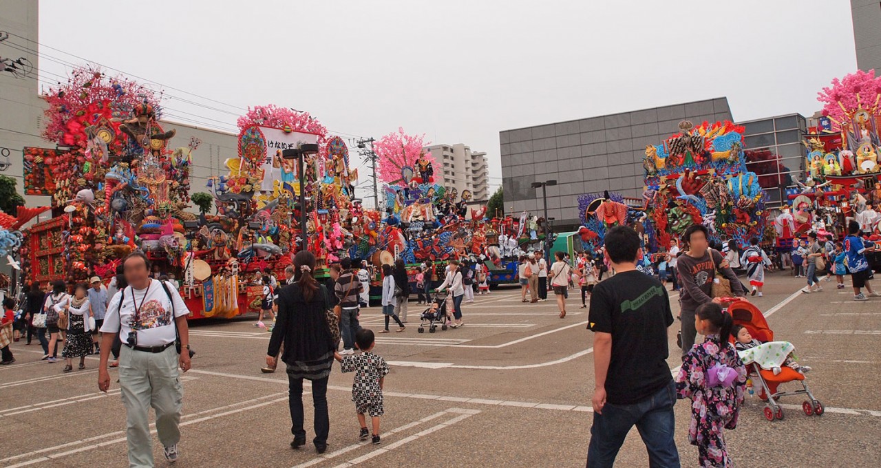 中心街に戻ると市役所前の「おまつり広場」に三社大祭の山車が勢ぞろいしていました。