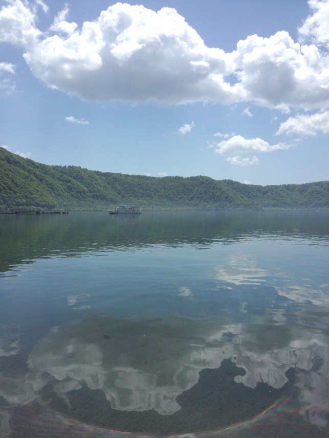 湖に浮かぶ雲　十和田湖